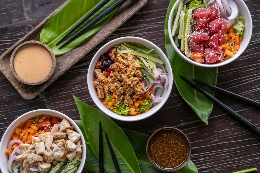 poke orgánicos saludables con atún, pollo, tofu y pepino, arroz, zanahorias, cebolla