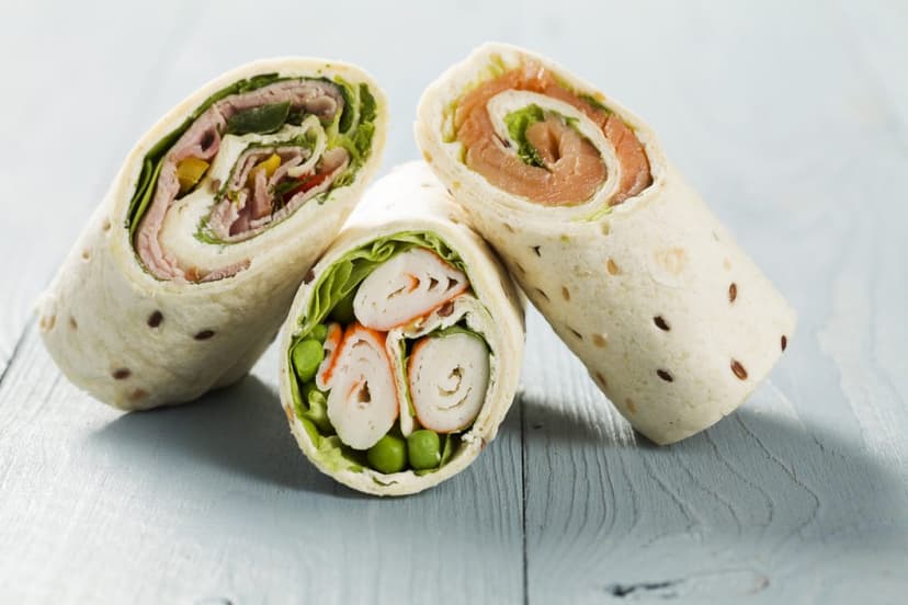 Wrap, mezcla de envolturas con jamón, pollo, salmón