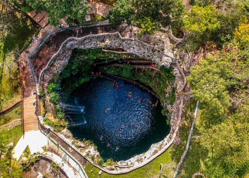 Personas disfrutando en cenotes. Los cenotes se encuentran principalmente en la Península de Yucatán, en los estados de Yucatán, Quintana Roo y Campeche