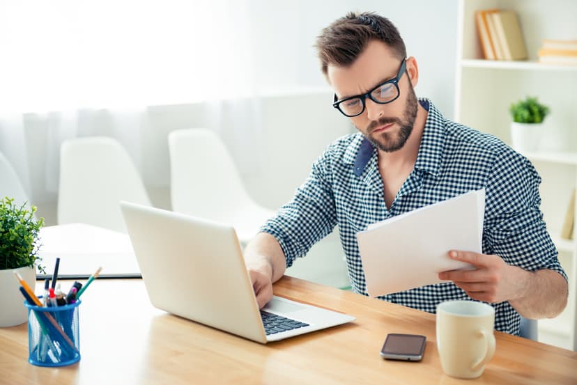 Persona verificando sus datos para el SAT
