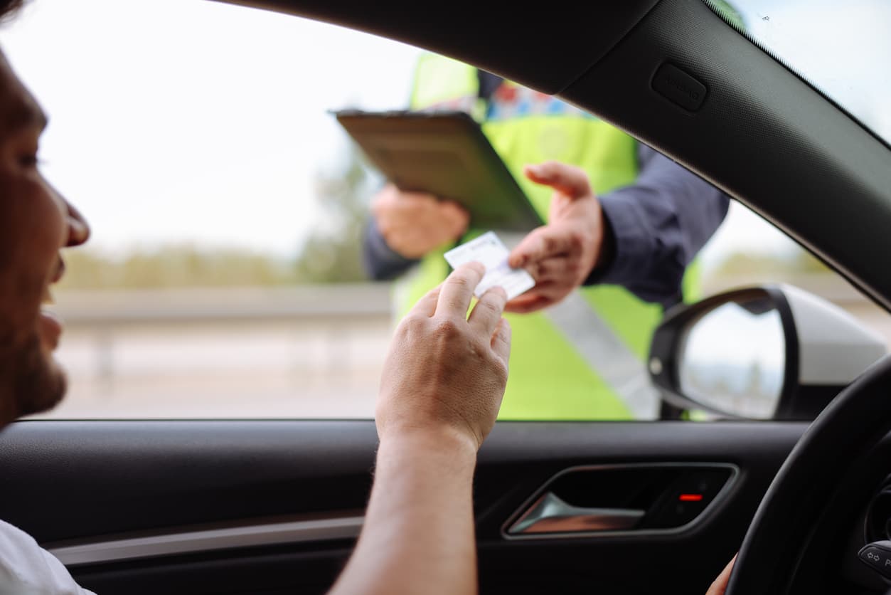 ¿Cómo puedo renovar mi licencia de conducir?