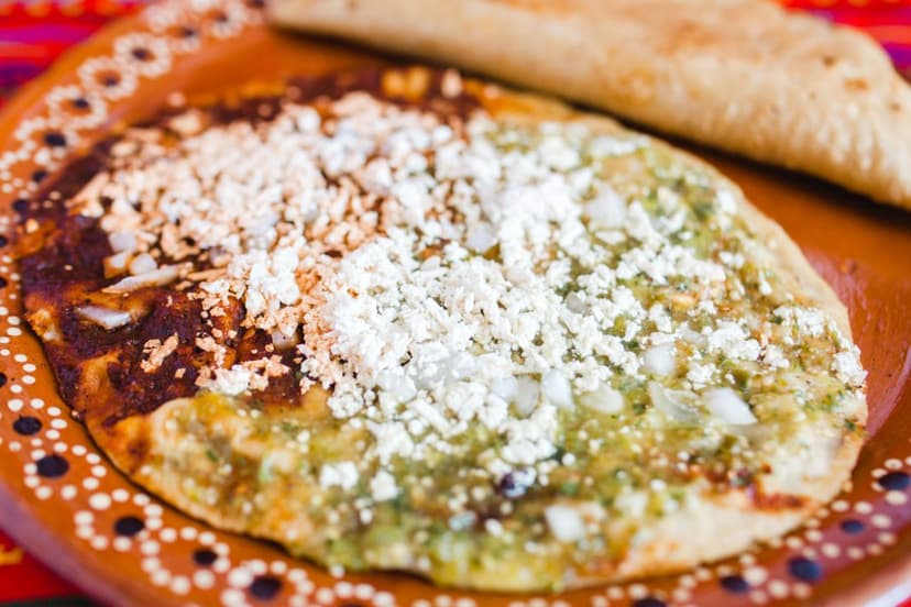Memelas con salsa y queso, poblanas