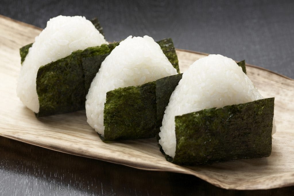 Bola de arroz con alga, onigiri