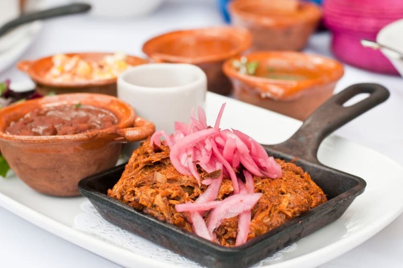 Cochinita con Complementos
