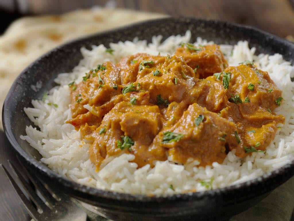 Pollo de curry con arroz y pan naan