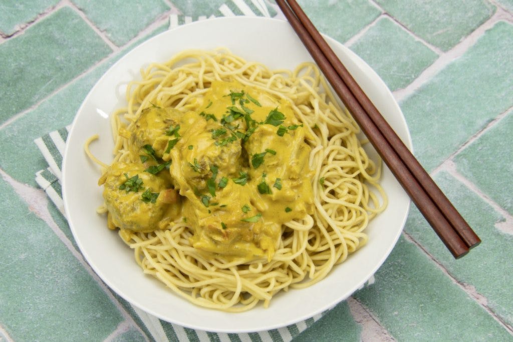 Espaguetis con pollo al curry y queso