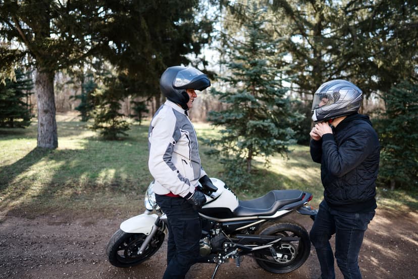 Motociclistas con casco antes de comenzar su viaje