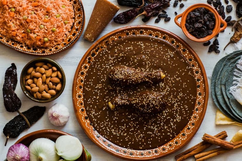 Mole Poblano con pollo y ajonjolí