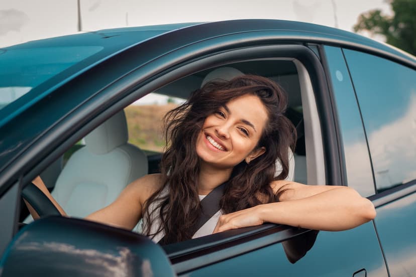 Persona feliz en un auto