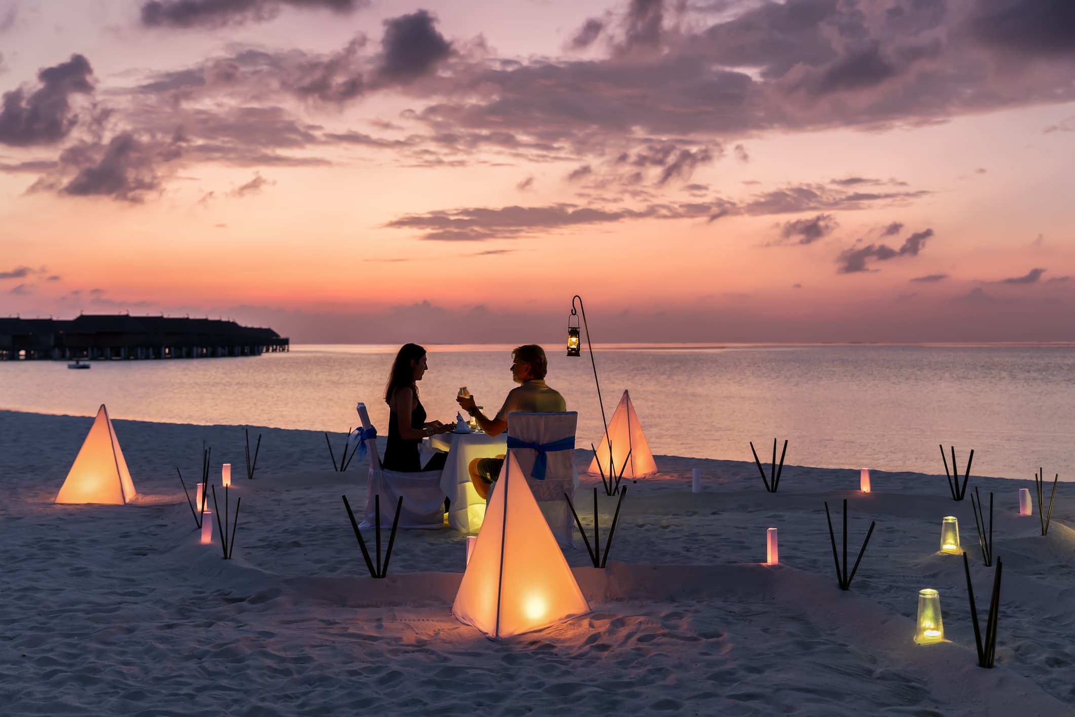 pareja luna de miel playa