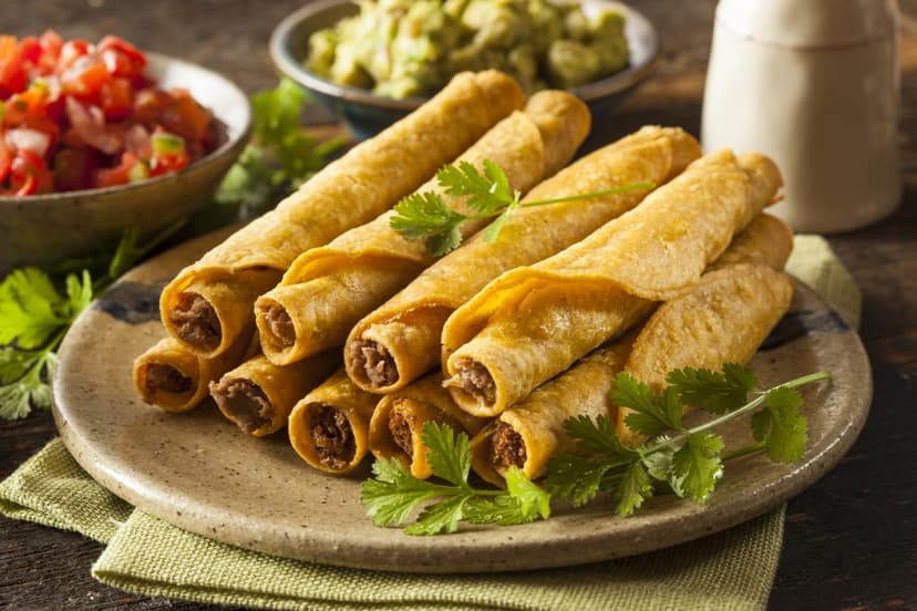 Tacos dorados de pollo desmenuzado
