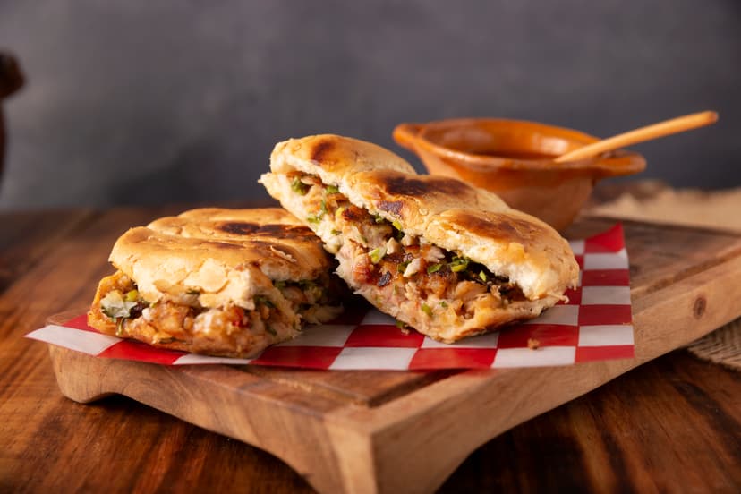 Torta de suadero con verdura en telera acompañada de salsa