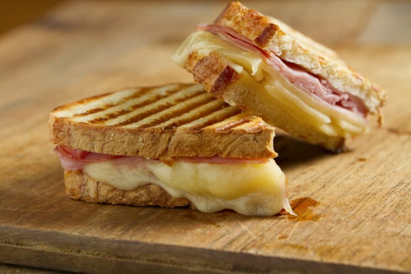 sándwiches panini con jamón y queso
