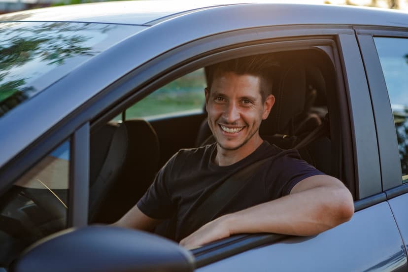 Hombre conduciendo