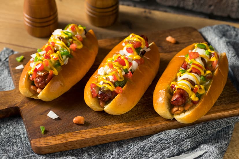 Exquisito hot dog al estilo sonora con pan brioche