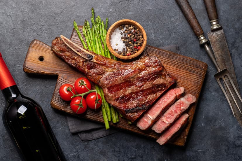 Tomahawk a la parrilla a término medio con espárragos