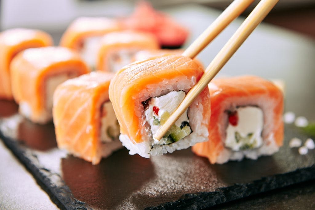 Rollos de Sushi Set con Salmón y Queso Crema